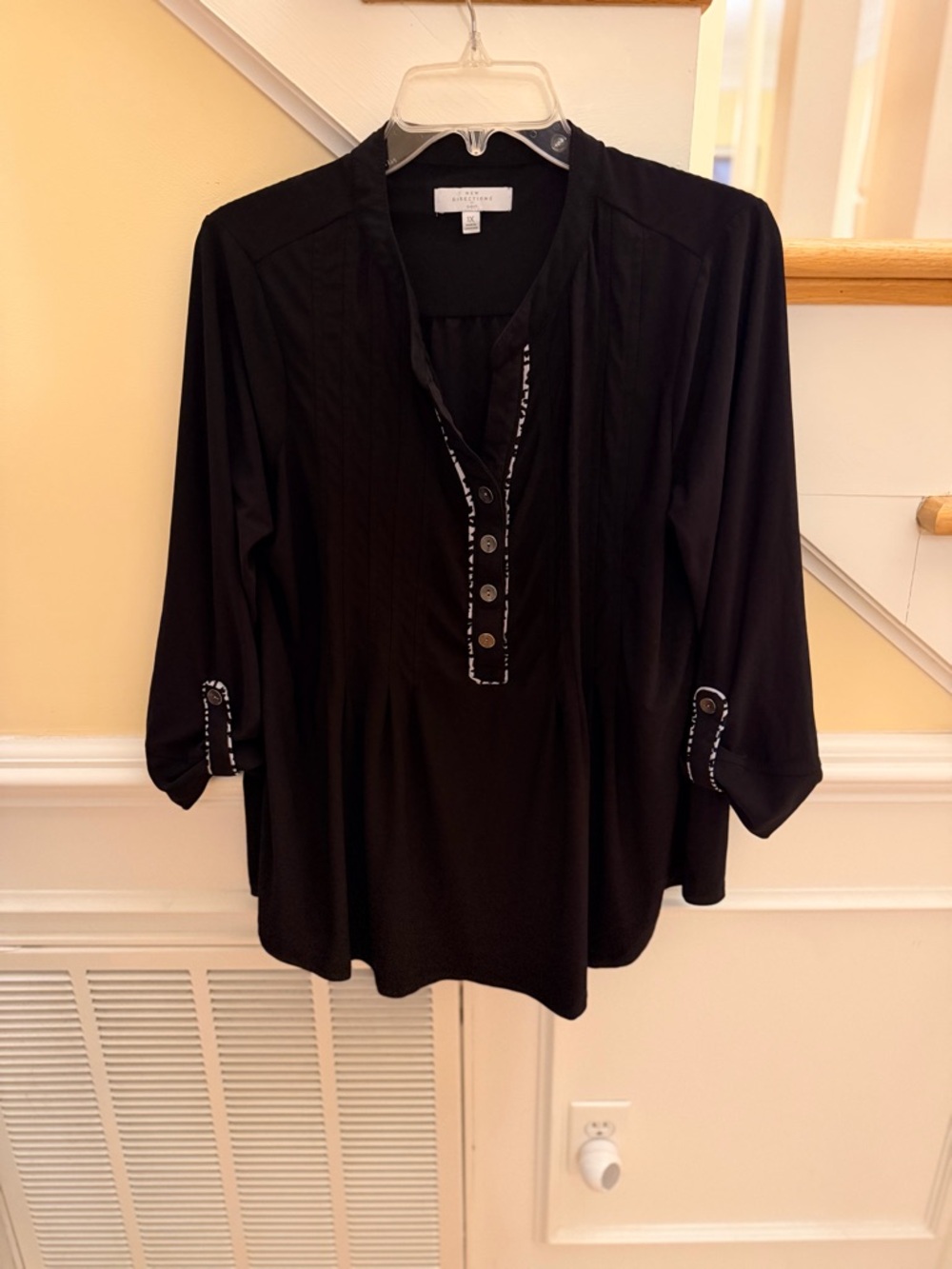 Women's Size 1X "new directions" Black Button-Trim V-Neck Tunic GUC ❤️